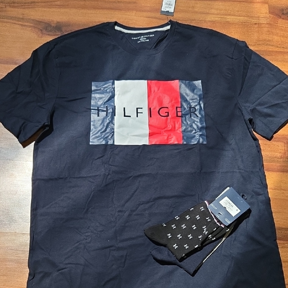 Tommy Hilfiger Men's Black and Red Logo Tee Size XXL + 2 PAIRS SOCKS LOGO